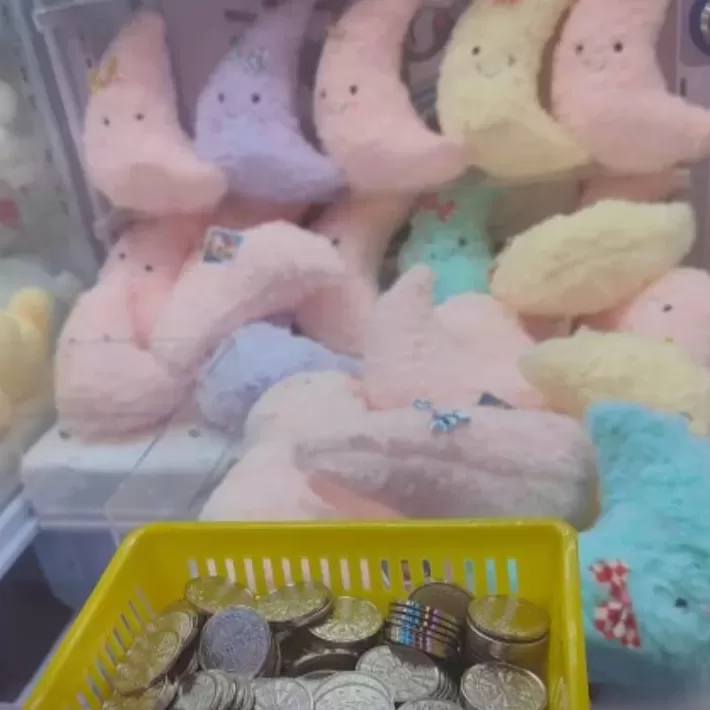 Turns out there’s a strategy behind how claw machine prizes are arranged! Take a look at these detai